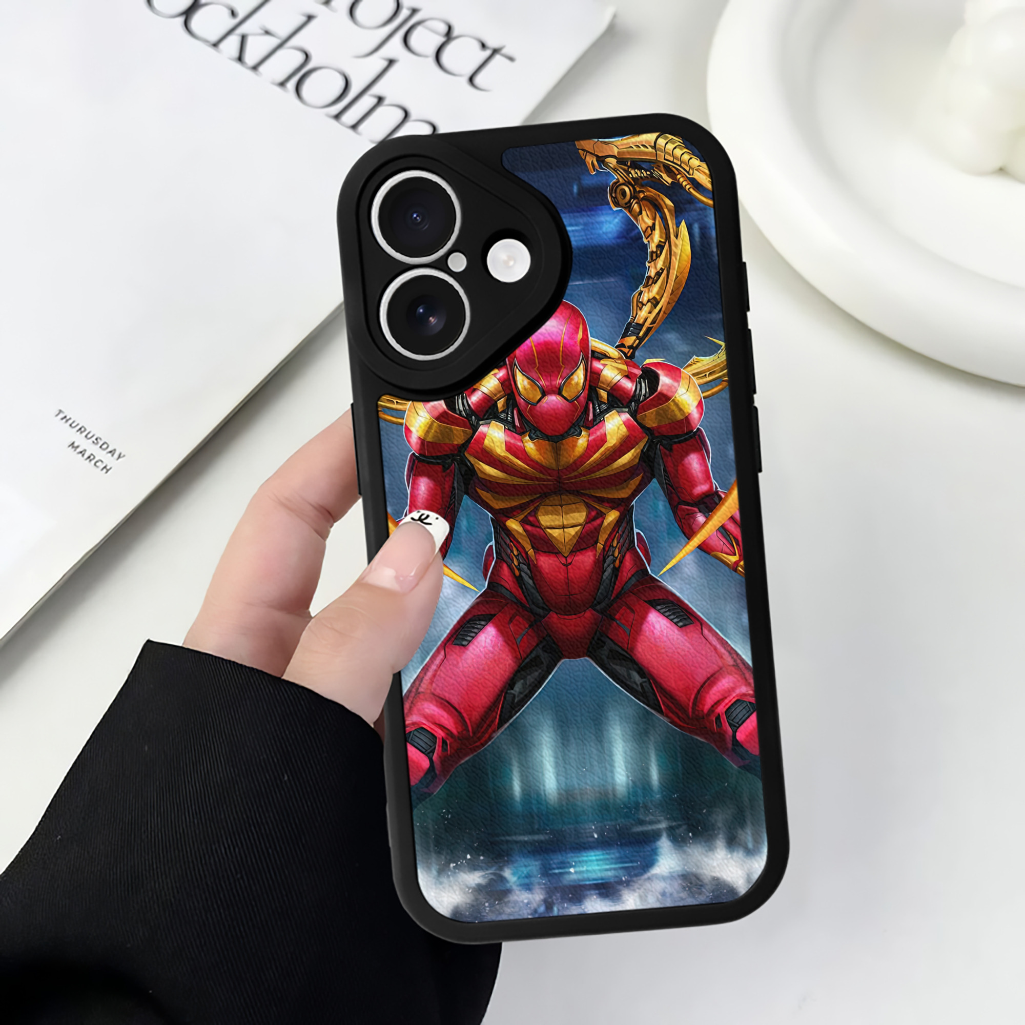 Spider Man スパイダーマン 【iPhone 16シリーズ対応】シリコンスマホケース（レザー調） 材質：シリコン